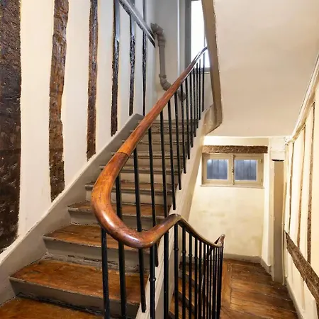 Nid Douillet Aux Portes Du Marais * Paris